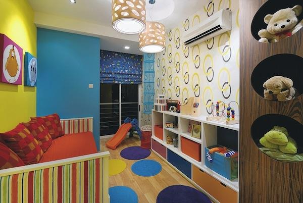 Lastenhuoneen sisustus on kirkastettu kirkkailla väreillä
