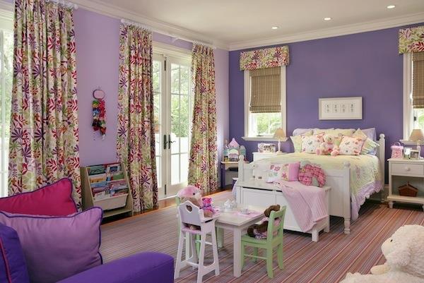 Lastenhuoneen sisustus kirkkailla väreillä virkistää naisellista violettia