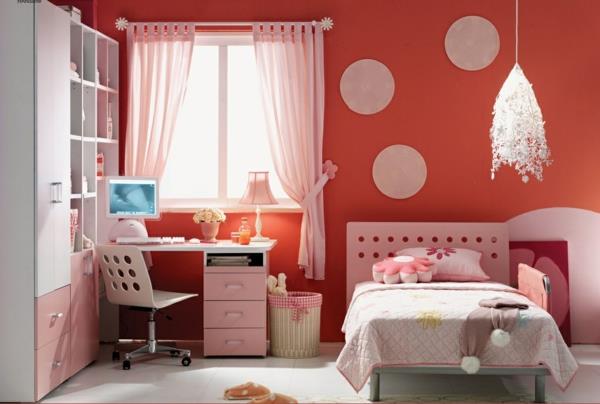 Lastenhuoneen sisustus kirkkailla väreillä virkistää punaista