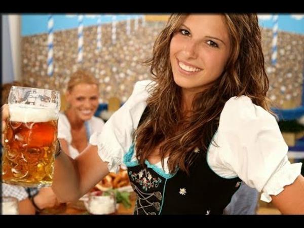 drinkit tytöt juhlivat Oktoberfest 2014 müncheniä