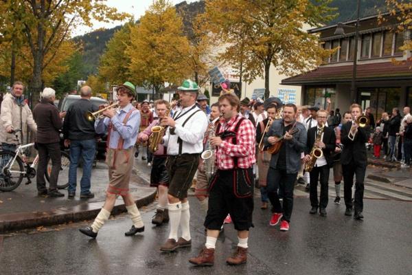 Münchenin Oktoberfest 2014 soittaa musiikkia