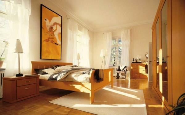 Makuuhuone täysin oranssi aiheita auringonvalossa