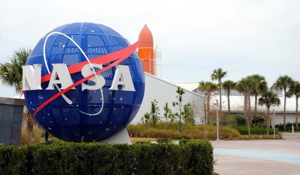 NASAn Solar Dynamics Observatory havaitsee suurimman auringonpurkauksen sitten vuoden 2017 NASAn logon ja päämajan