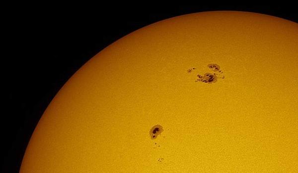 NASAn Solar Dynamics Observatory havaitsee suurimman auringonpurkauksen sitten vuoden 2017, auringonpilkkuja ja tummia täpliä