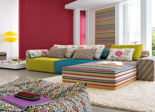 Suunnittele olohuoneen huonekalut uudelleen kuvioidulla raidallisella värikkäällä