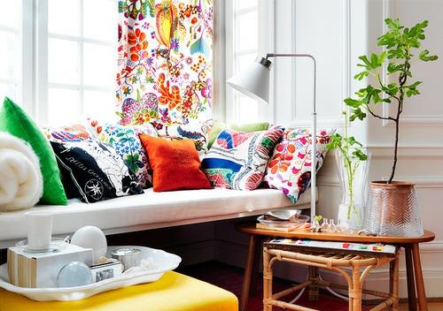 Suunnittele olohuoneen huonekalut uudelleen tyynyillä värikkäitä verhoja