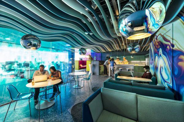 Uusi Google Campus Management -huoneen katto aaltoilee loistavasti