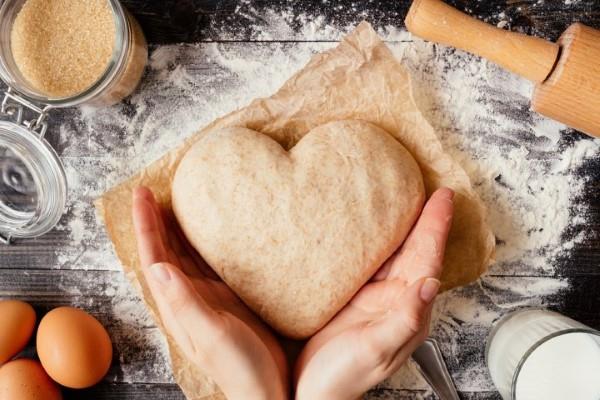 Valitse täydellinen ystävänpäivälahja hänelle tai tee käsitöitä - vinkkejä ja ideoita sydänleivän leipomiseen (mukautettu)