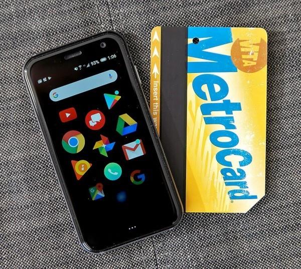 Pieni Palm -älypuhelin on nyt itsenäinen laite, joka on yhtä suuri kuin master -kortti