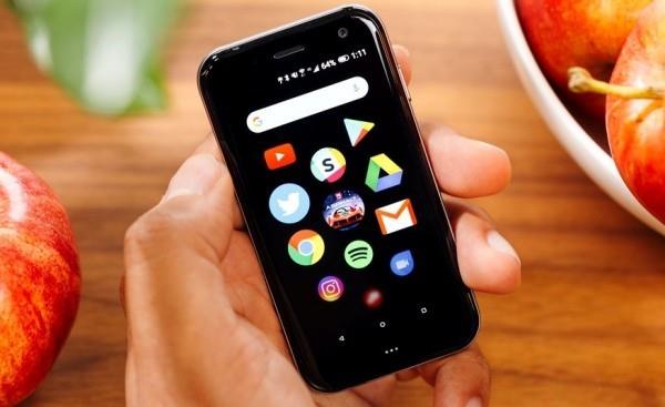 Pieni Palm -älypuhelin on nyt itsenäinen laite, joka on yhtä pieni kuin luottokortti