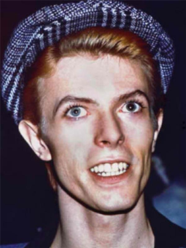 David Bowie katsoo vanhaa kuvaa