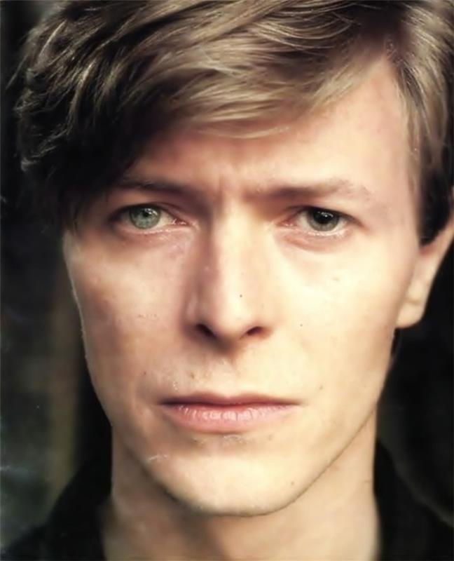 David Bowie katsoo heterokromiaa