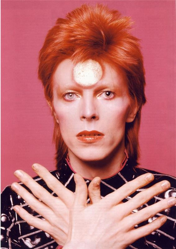 David Bowie katsoo punaisia ​​hiuksia