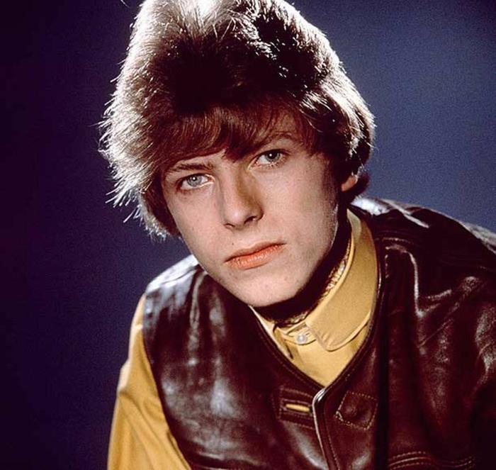 David Bowie katsoo kahden silmän valokuvastudiota