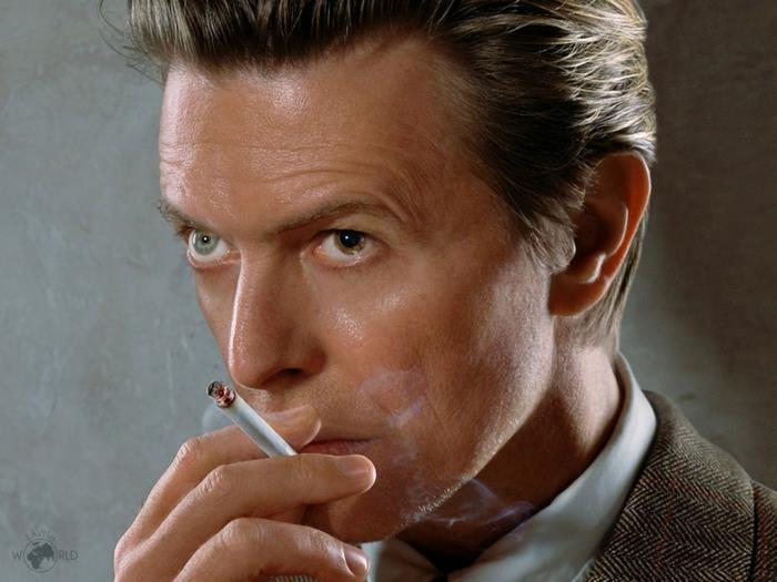 David Bowie katsoo kahden silmän savuketta