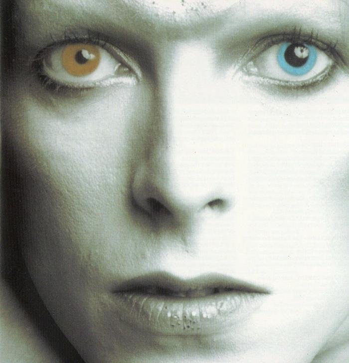 David Bowie katselee kahta silmää