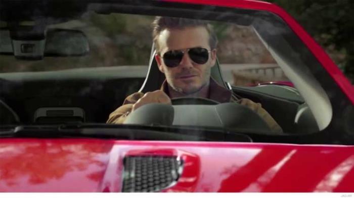David Beckham mainostaa Jaguaria ratin takana