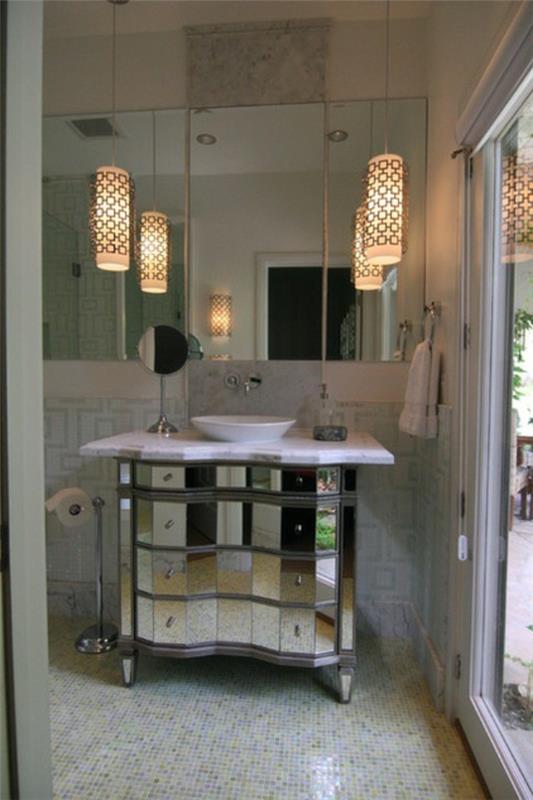 Katto- ja seinävalaisimet kylpyhuoneen peilialtaat