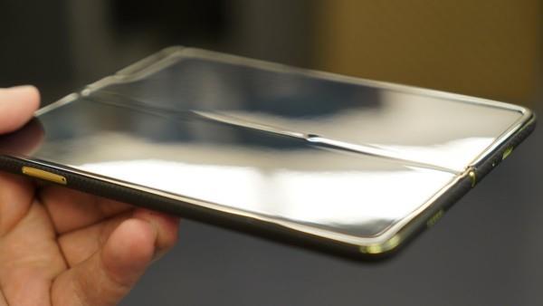 Viallinen Samsung Galaxy Fold -matkapuhelimen viiveen vapautus taivutettu viallinen
