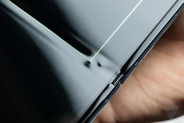 Viallinen Samsung Galaxy Foldin viivästysvapautus Taita lika näytön alle