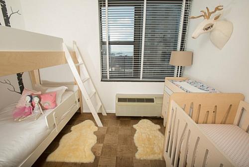Sisustusideoita vierashuoneen vauvan huoneen ikkunaluukun kaiteeseen