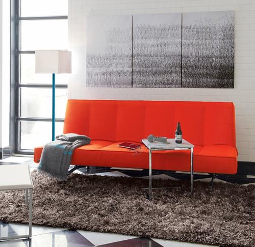Sisustusideoita vierashuoneeseen punainen sohva pehmeä matto