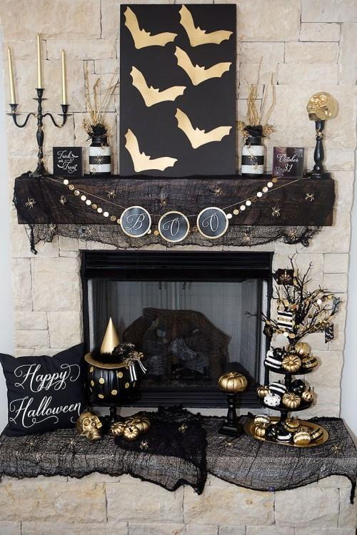 Halloween -koristeideat mustalla taustalla glitter -tehosteilla koristavat takkakappaleen erittäin kauniisti