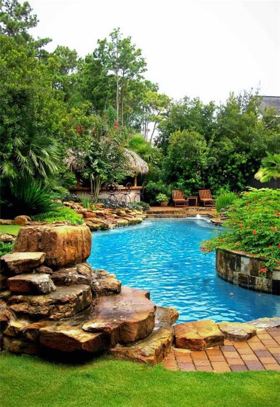 Koristelu kivillä puutarhan luonnollisessa uima -altaassa