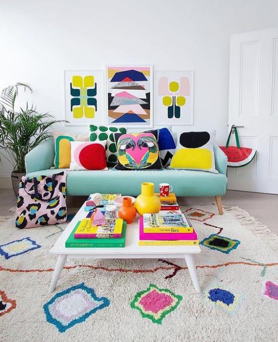 Sisustusideoita olohuoneen värikäs tunnelma värikkäitä geometrisia kuvioita seinämatolla