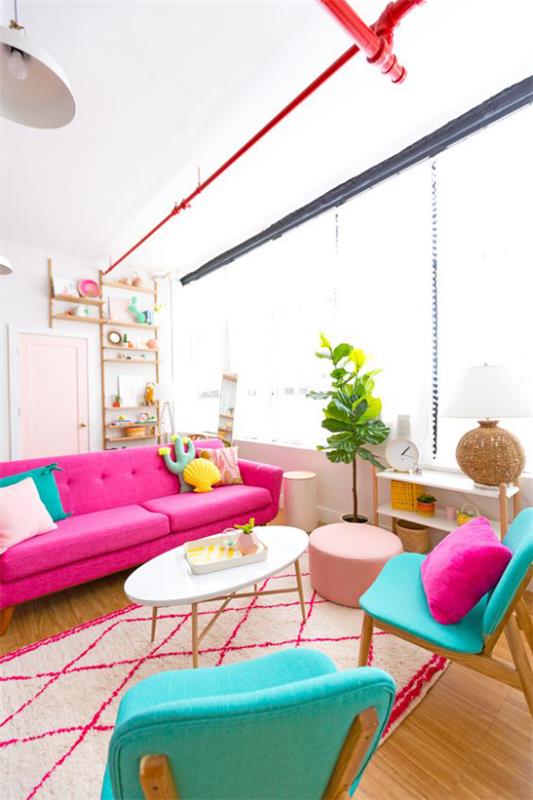 Ideoita olohuoneen sisustamiseen Värikkäät kontrastit ovat tervetulleita Sohva vaaleanpunaisella nojatuolilla