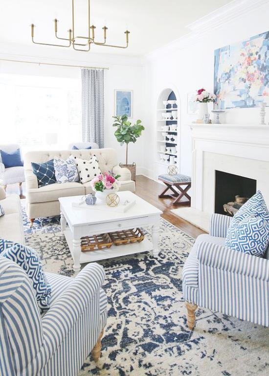Sisustusideoita olohuone kaunis merellinen tunnelma sininen-valkoinen klassinen väri duo