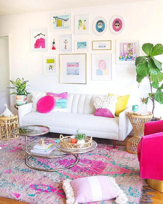 Sisustusideoita olohuoneen valkoinen sohva värikäs seinäkoriste huoneen monien värikkäiden tyynyjen yläpuolella