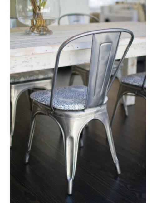 Koristeideoita kevään koristeluun ruokapöytä ja tuolit metalliset kannet