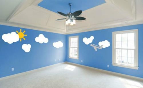 Sisustusideoita-seinä-tarroja-sinivalkoisia-pilviä-kattoon