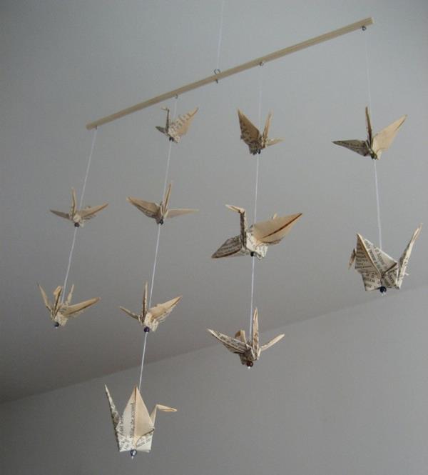 Koristelu kirjoilla origami baby mobile