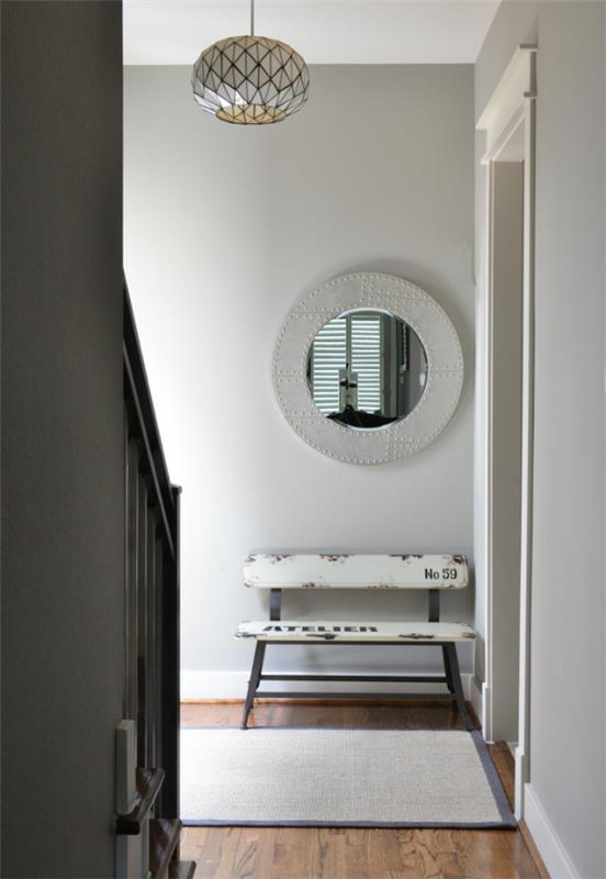 Koristeellinen seinäpeili käytävässä harmaa, pieni maalaismainen penkki, pieni pyöreä peili