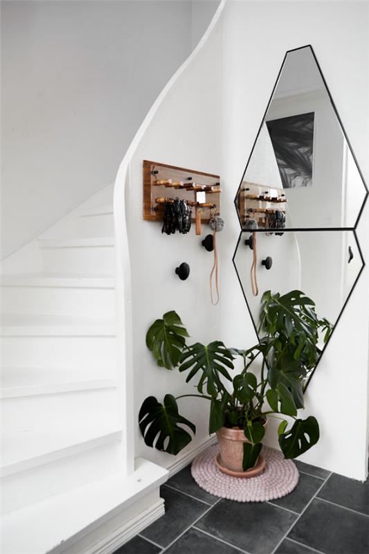 Koristeellinen seinäpeili käytävällä portaikko valkoinen muotoilu epätavallinen peilimuoto tuore vihreä kasvi
