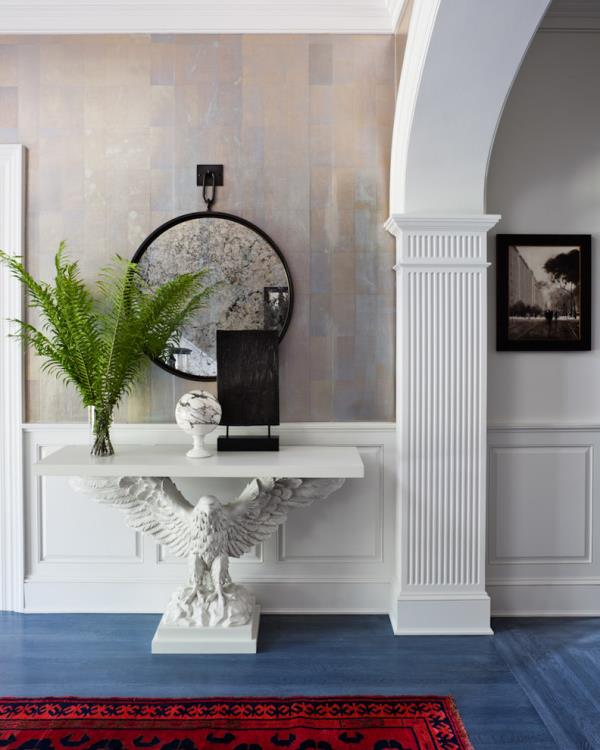 Koristeellinen seinäpeili käytävällä klassisen muotoinen kotkahahmo pöytäjalkaa valkoisena pöytäsanan pyöreänä peilinä