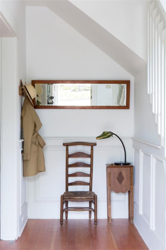 Koristeellinen seinäpeili käytävällä yksinkertainen tuolivalaisin takki
