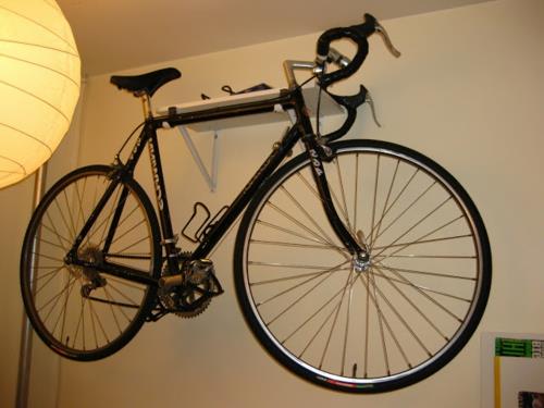 Säilytä DIY -pyörä oikein kotiseinän seinällä