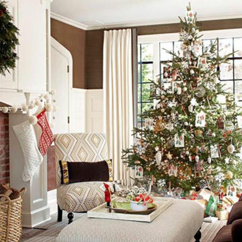 Joulukuusi on perinteisesti koristeltu nojatuoleilla ja pöydillä