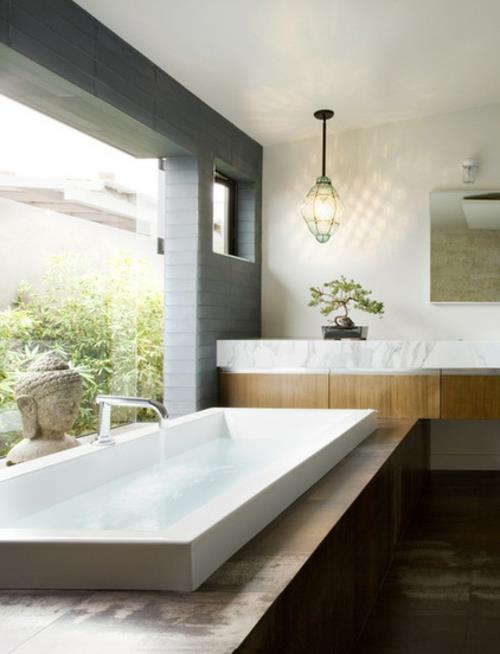 Bonsai -puu eksoottisessa kylpyhuoneen kylpyammeessa