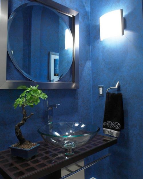 Bonsai -puu sisustuksen kylpyhuoneen sinisen seinän suunnittelussa
