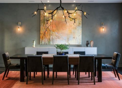 Bonsai -puu sisustuksen ruokasalissa, suuret pöytätuolit