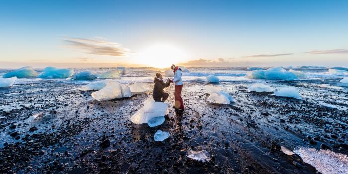 Euroopan kaunein ranta Diamond Beach Islannissa musta laavahiekka jättimäiset jäävuoret paras tausta rakkauden julistukselle