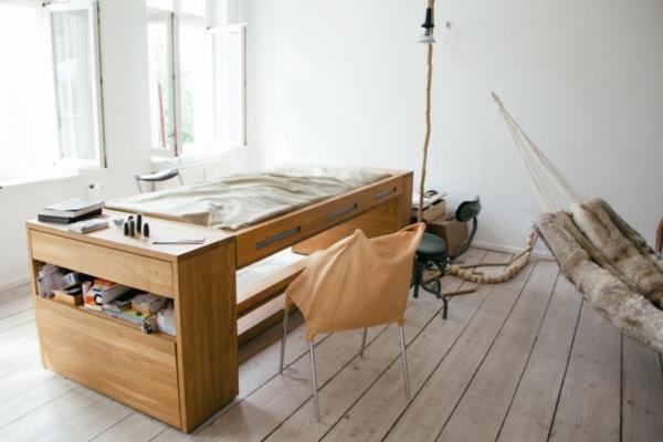 Suunnittelijapöytä ja ulosvedettävä sänky puusta