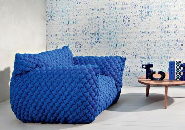 Design -sohva, jossa irrotettava päällinen sininen puinen matala sohvapöytä