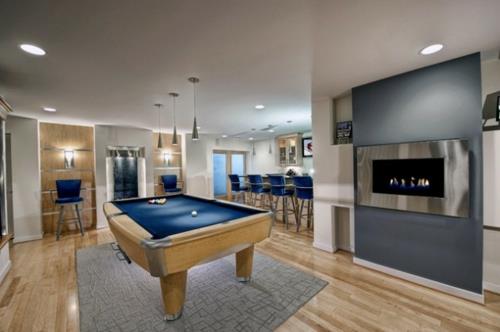 Suunnittelijan leikkihuone, jossa on biljardipelipöytävalaistus, sininen pöytälevy moderni