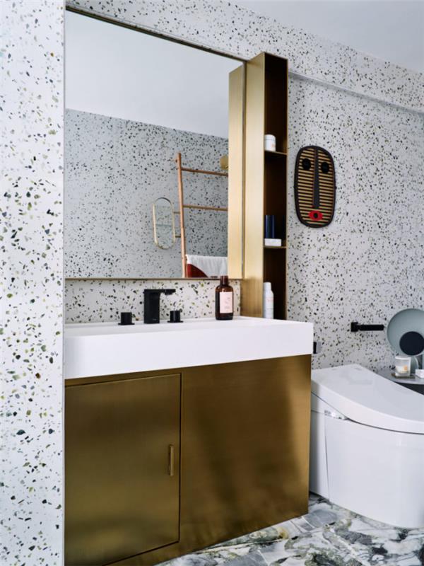 Suunnittelija -asunto Kiinassa kylpyhuoneen alaosa, jossa on silmiinpistävä kultainen viimeistely