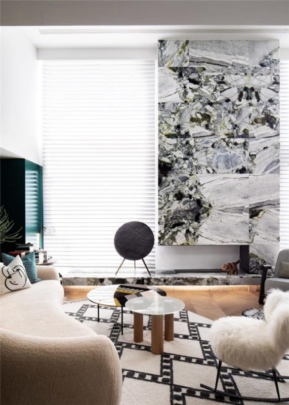 Suunnittelija -asunto Kiinassa olohuone kivitakka mukava kaareva sohva trendikäs huonekaluvaatekaappi nurkassa